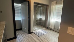 Un baño moderno con ducha de vidrio, inodoro y lavabo.
