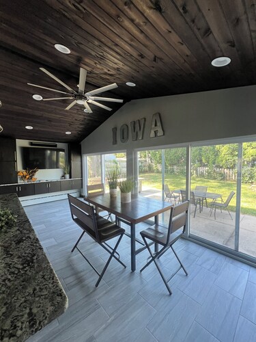 5 minute walk to Kinnick Stadium! Perfect GAMEDAY stay!
Spacious 4-bedroom house