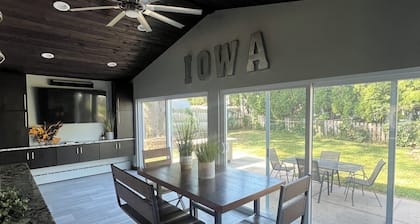 5 minute walk to Kinnick Stadium! Perfect GAMEDAY stay!
Spacious 4-bedroom house