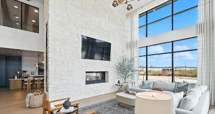 G336 Stylish Condo w/ Pool & Gym by Traveller's Comfort in Downtown Fort Worth