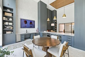 Dining - G336 Stylish Condo w/ Pool & Gym by Traveller's Comfort in Downtown Fort Worth (Fort Worth)
