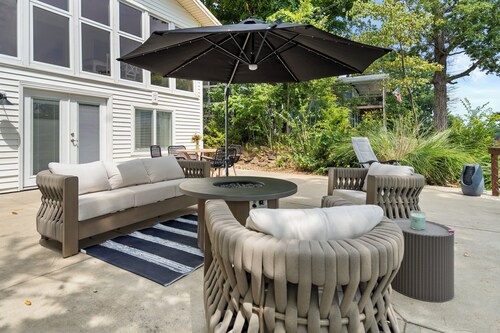 Wild Sun Retreat- Waterfront, firepit, Kayak, lily pad, pet friendly with fee