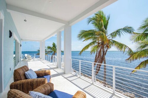 Stunning 5 Bedroom Open Water Pool Home With Great Boating