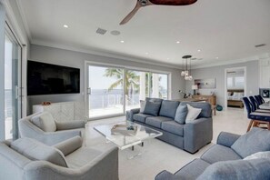 Living area - Stunning 5 Bedroom Open Water Pool Home With Great Boating (Big Pine Key)