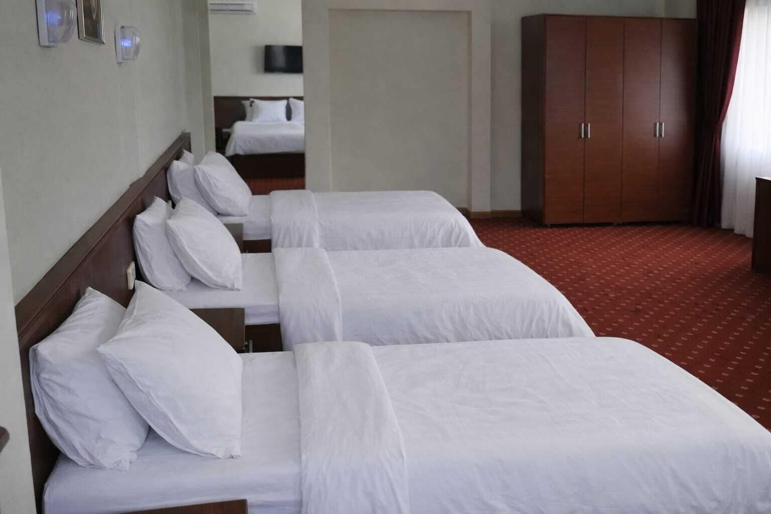 Habitación triple | Ropa de cama de alta calidad y escritorio