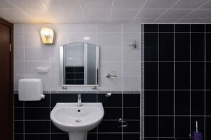 Shower, handuk, sabun, dan sampo