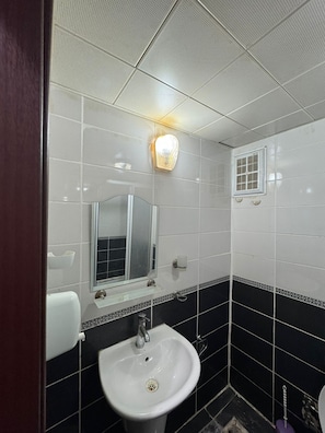 Douche, serviettes fournies, savon, shampoing