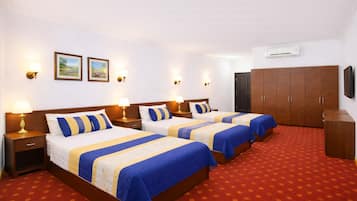 Værelse til 3 personer | Premium-sengetøj, skrivebord, arbejdsområde til bærbare computere