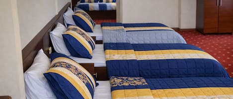 Bộ đồ giường cao cấp, bàn, khu vực làm việc phù hợp cho laptop