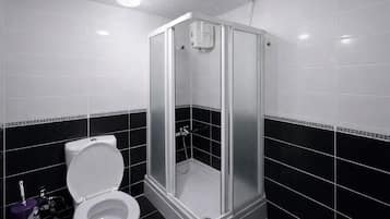 Bañera con ducha, artículos de tocador gratuitos, secador de pelo
