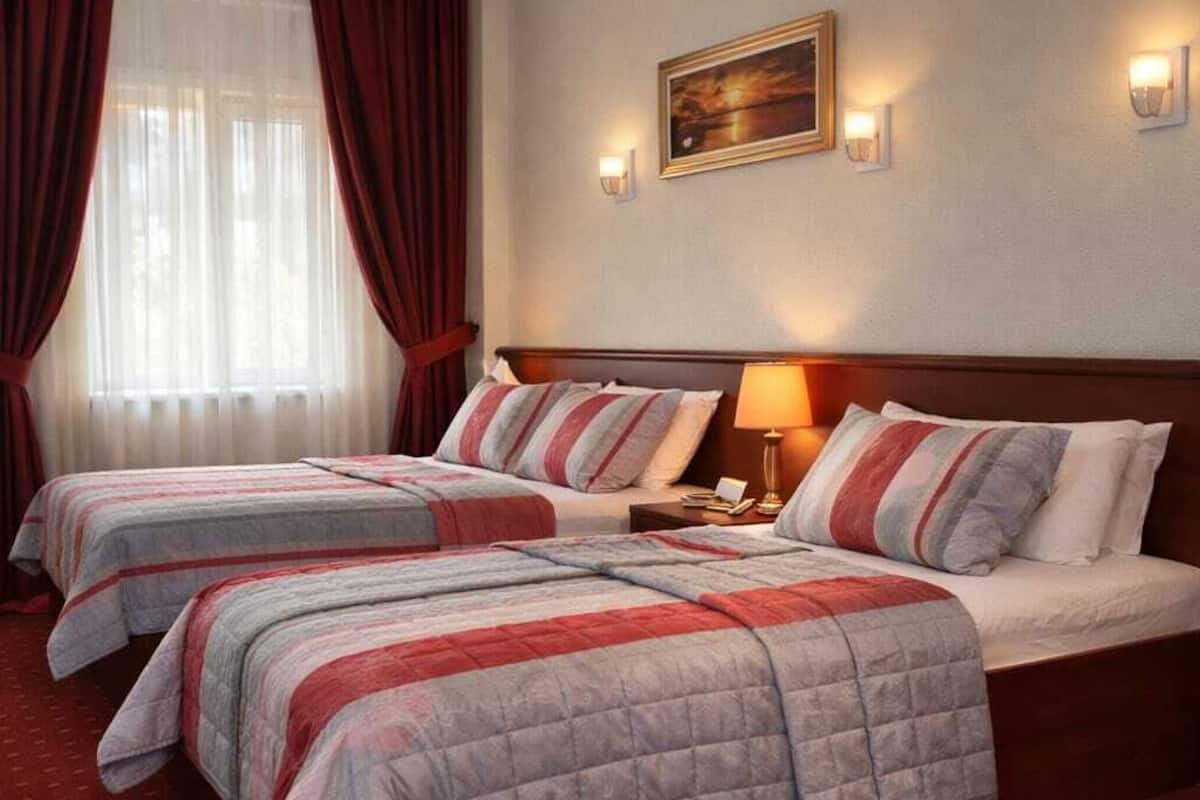 Dreibettzimmer | Hochwertige Bettwaren, Schreibtisch, laptopgeeigneter Arbeitsplatz