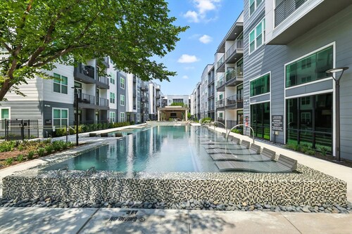 G412 Luxury Living DT Forth Worth 2BD2B, Resort Style Amenities, Golf Sim