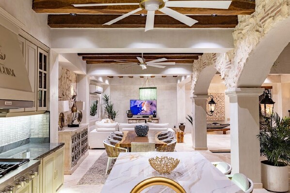 المنشأة من الداخل