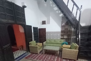 Smart TV, fireplace, computer monitors