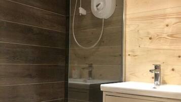 Ducha, secador de pelo, toallas y jabón