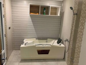 Douche, serviettes fournies, papier de toilette
