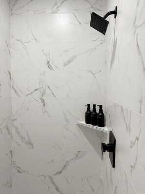 Douche, sèche-cheveux, serviettes fournies, savon