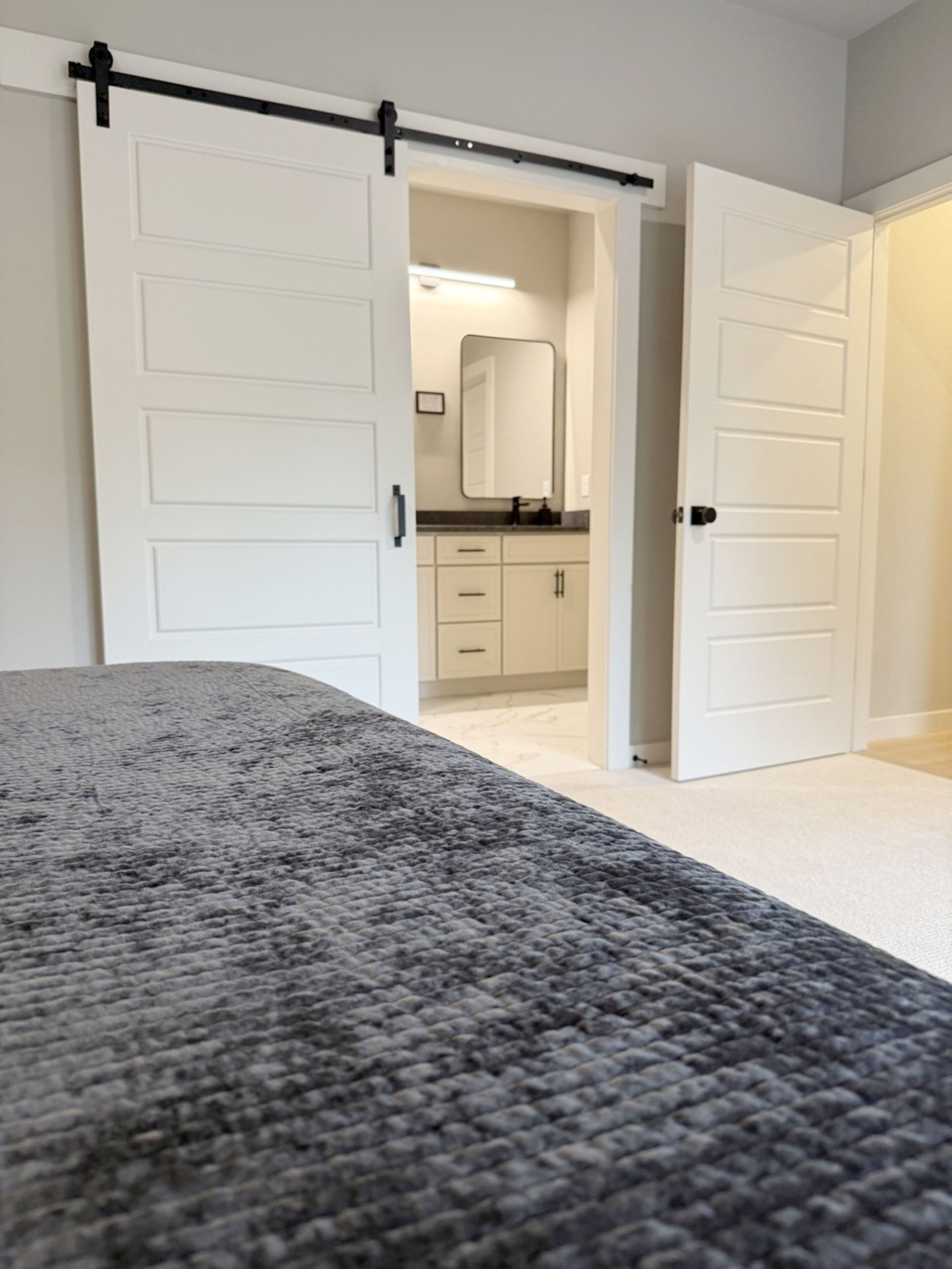 2 makuuhuonetta, työpöytä, silitysrauta/-lauta, ilmainen Wi-Fi