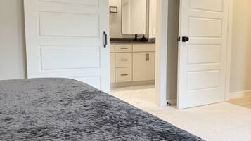 2 slaapkamers, een bureau, een strijkplank/strijkijzer, gratis wifi