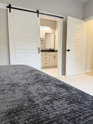 2 makuuhuonetta, työpöytä, silitysrauta/-lauta, ilmainen Wi-Fi