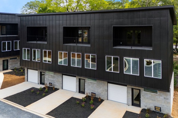 Modern Urban Townhome - Walking Distance To Many Shops And Restaurants
