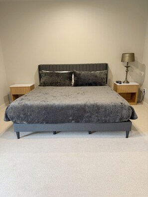 2 soverom, skrivebord, strykejern/-brett og wi-fi (inkludert)