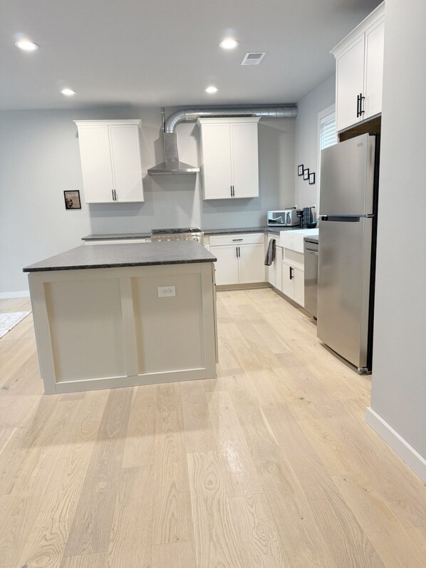 Jääkaappi, mikroaaltouuni, uuni, liesi