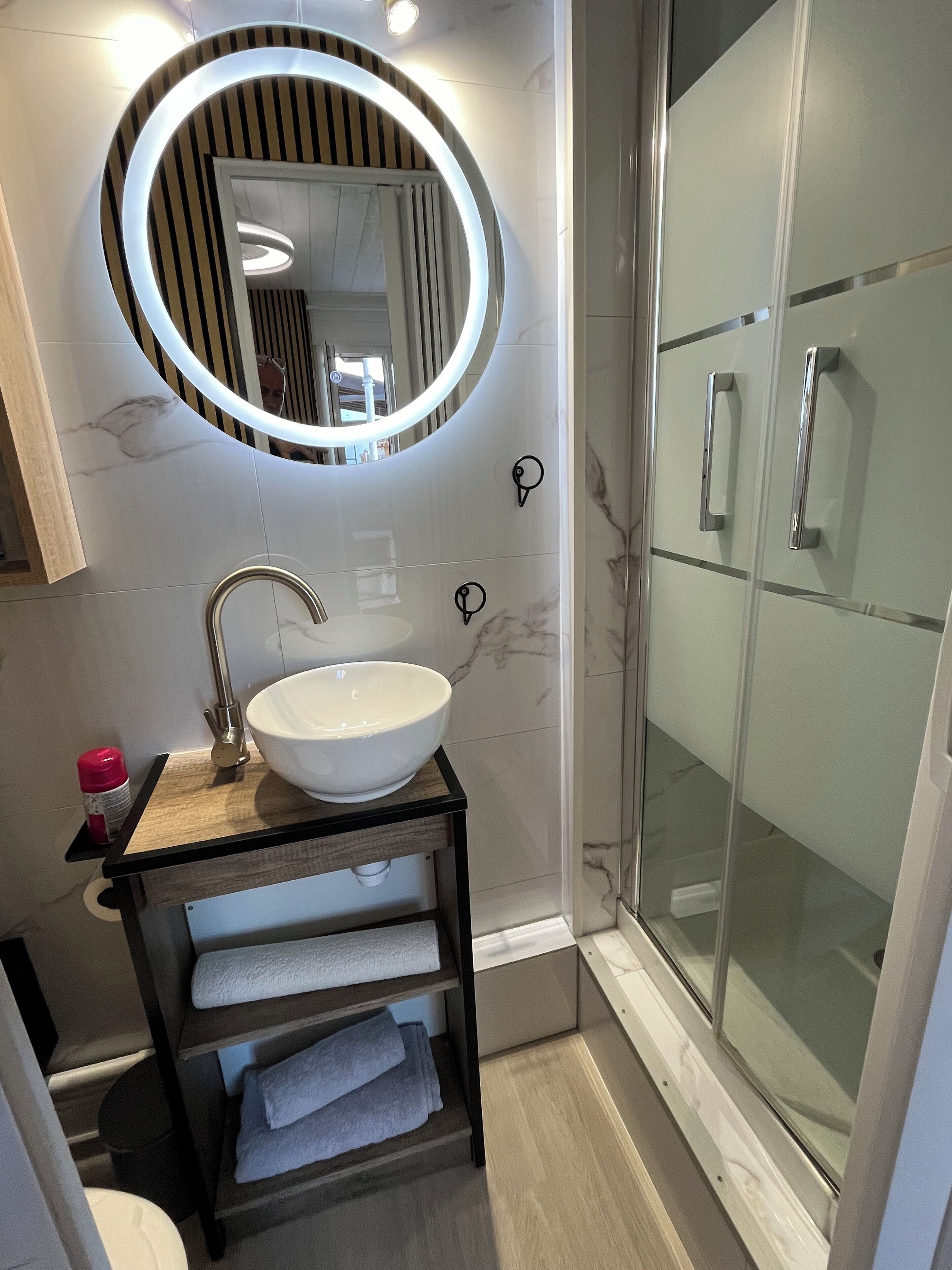 Douche, articles de toilette écologiques, sèche-cheveux