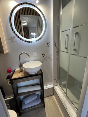 淋浴设施、环保洗浴用品、吹风机、毛巾