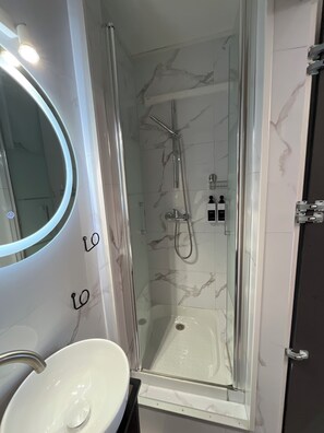 Shower, eco-friendly toiletries, hair dryer, towels - Top floor with elevator, very quiet, overlooking inner courtyard (Annecy)