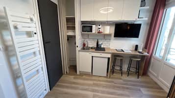 Refrigerador, microondas, parrilla de estufa y cafetera y tetera