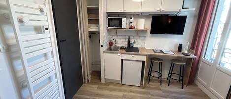 Fridge, microwave, stovetop, coffee/tea maker