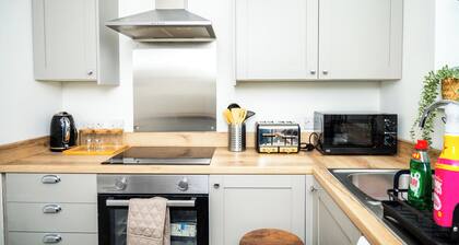 Luxury 1- Bed Apartment Opposite Dewsbury Train Station
