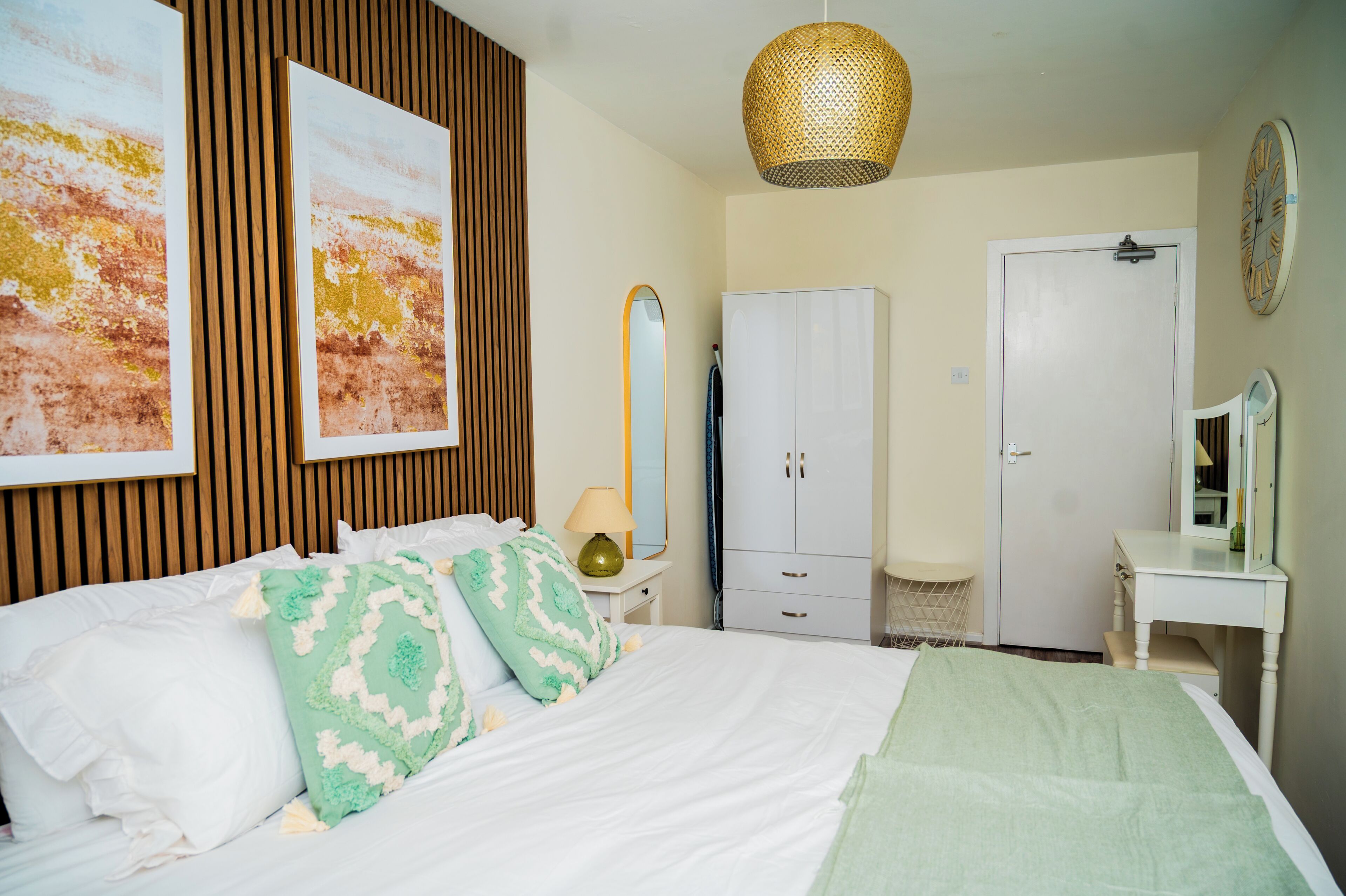 1 dormitorio, tabla de planchar con plancha, wifi y ropa de cama