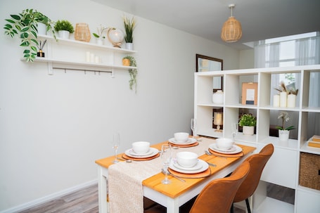 Pasti. Luxury 1- Bed Apartment Opposite Dewsbury Train Station