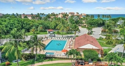Steps from the beach! Spacious 2-bedroom condo in wonderful Jensen Beach