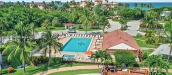 Steps from the beach! Spacious 2-bedroom condo in wonderful Jensen Beach
