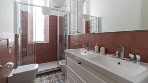 Suihku, hiustenkuivaaja, bidee, pyyhkeet