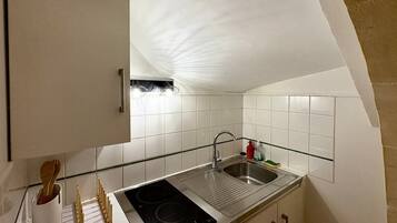 Fridge, microwave, oven, coffee/tea maker