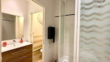 Shower, hair dryer, towels