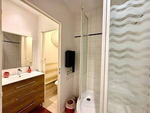 Dusche, Haartrockner, Handtücher