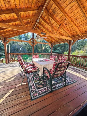 Outdoor dining - Countryside 4 BR House <20 min. to Beaver Stadium, Yard, Deck, Parking, Firepit! (Port Matilda)