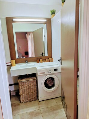 Shower, hair dryer, towels, toilet paper - Ti Boubou Gwada Sea view Water tank Private parking (Saint-François)