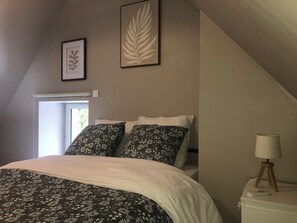 1 chambre, bureau, fer et planche à repasser, lit parapluie