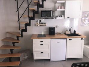 Réfrigérateur, micro-ondes, plaque de cuisson, cafetière/bouilloire