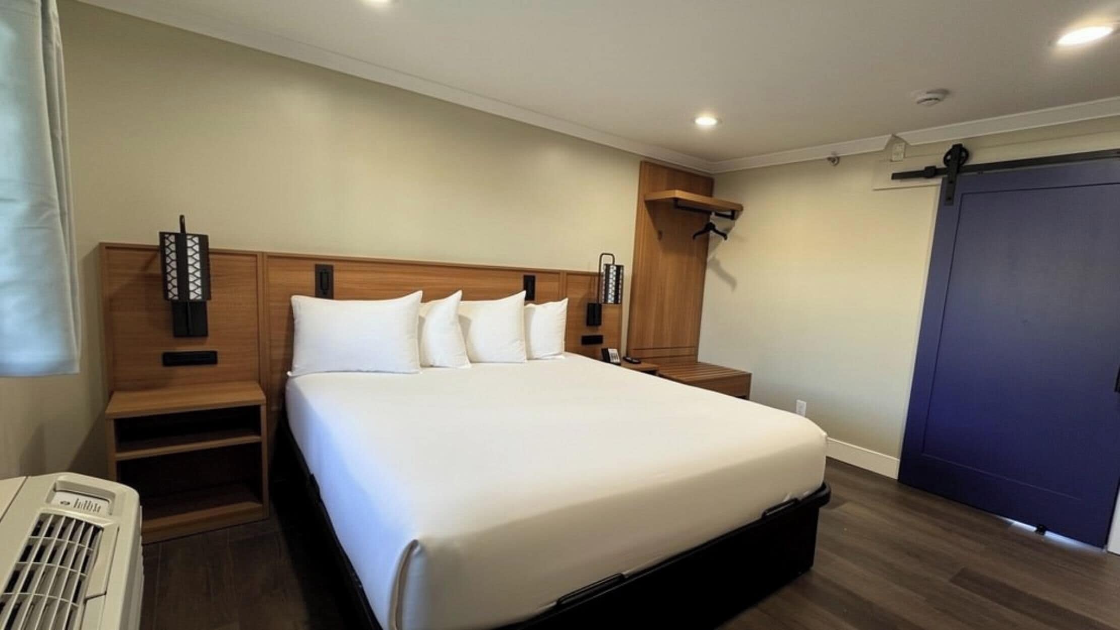 Escritorio, espacio para trabajar con laptop y wifi gratis 