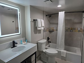 Badewanne, Handtücher, Seife, Shampoo