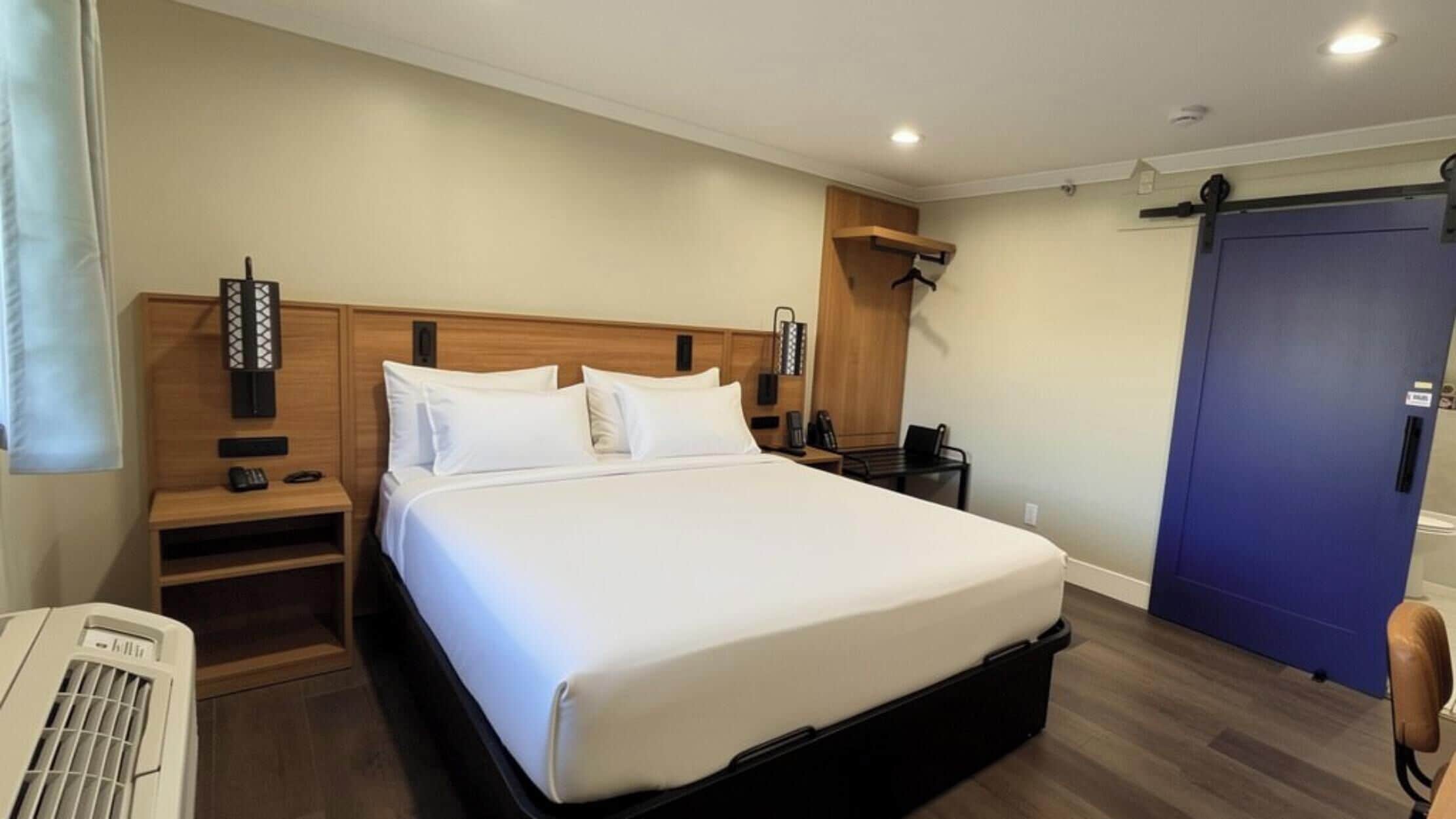 Escritorio, espacio para trabajar con laptop y wifi gratis 