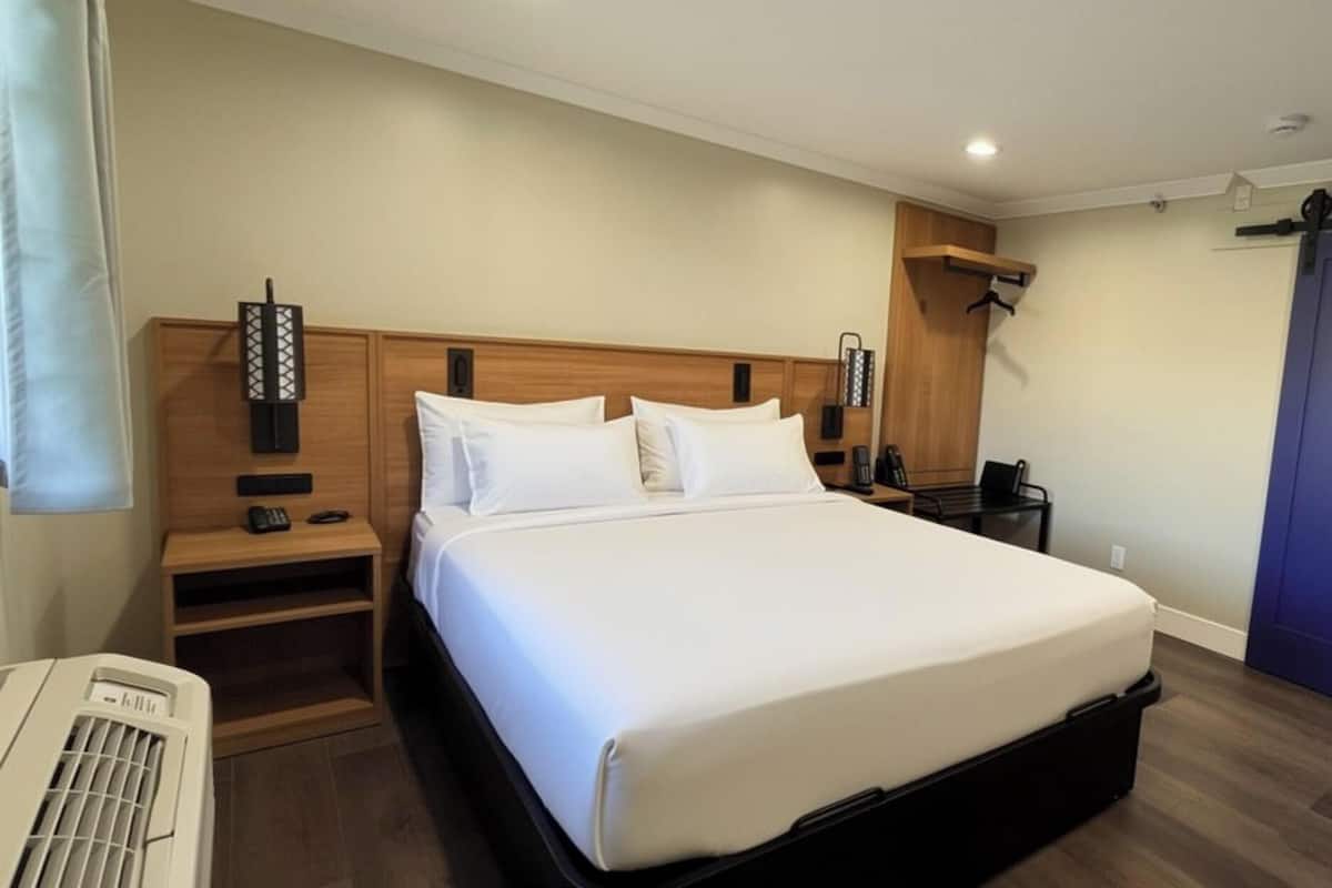 Schreibtisch, laptopgeeigneter Arbeitsplatz, kostenloses WLAN