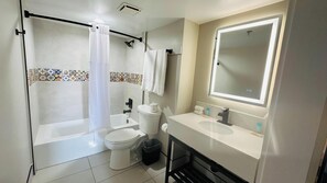Bathtub, towels, soap, shampoo - BORDER PLAZA HOTEL (San Ysidro)